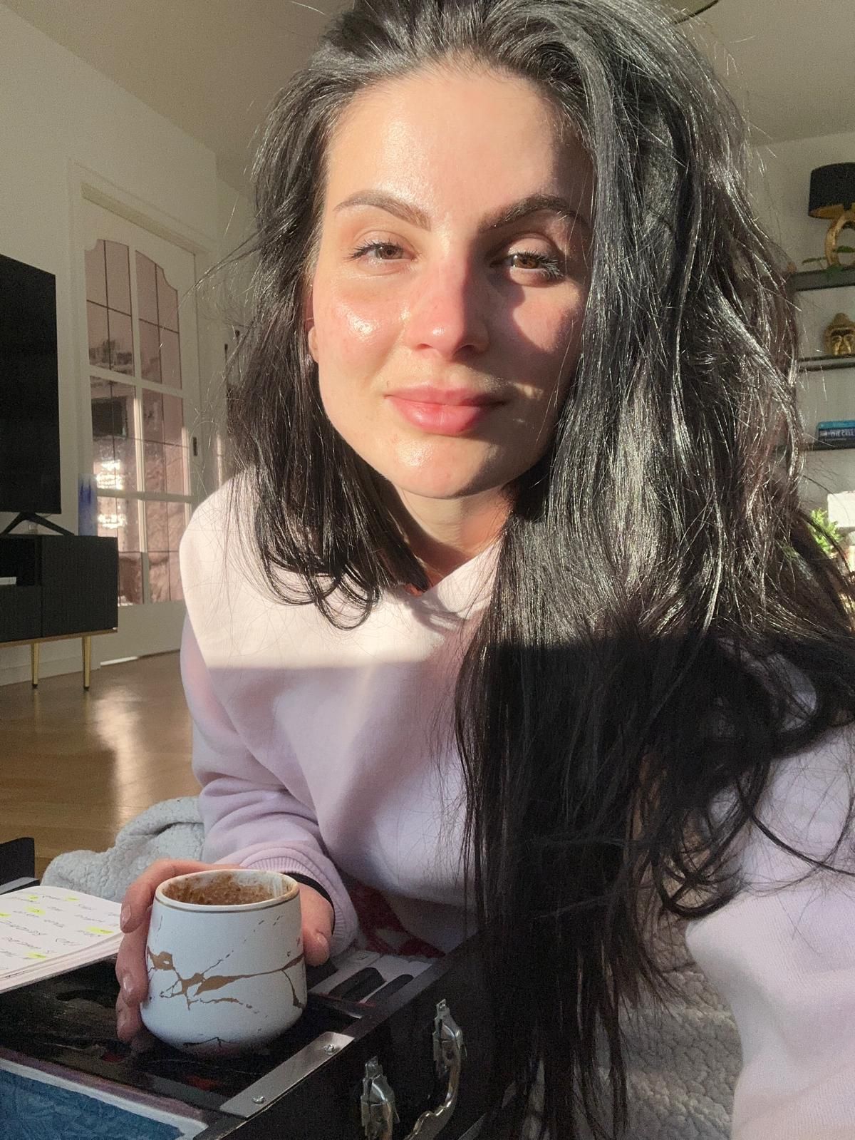 Veronika mit einer Tasse Kakao – eigenes Porträt